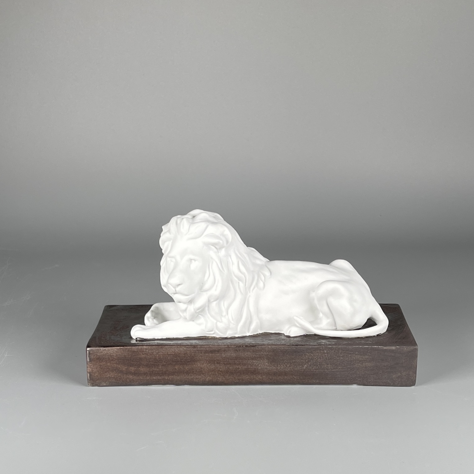 Löwe auf bronzenem Postament