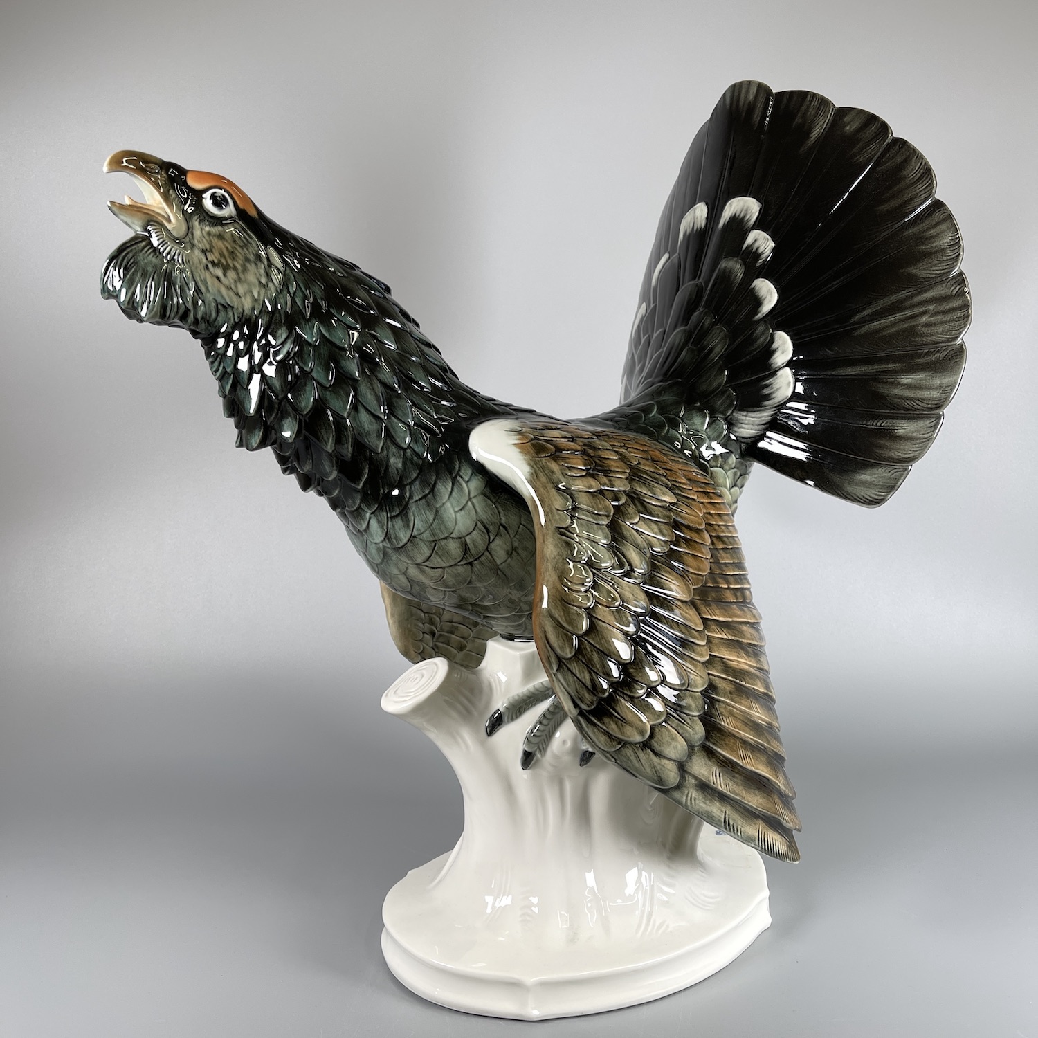 Porzellanfigur Auerhahn mit Unterglasurdekoration