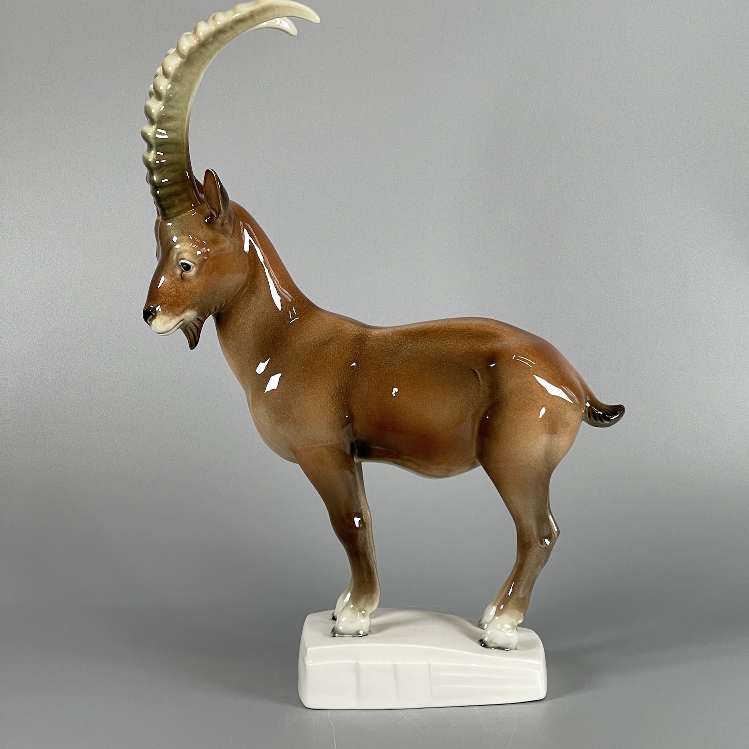 Brauner Steinbock aus Porzellan