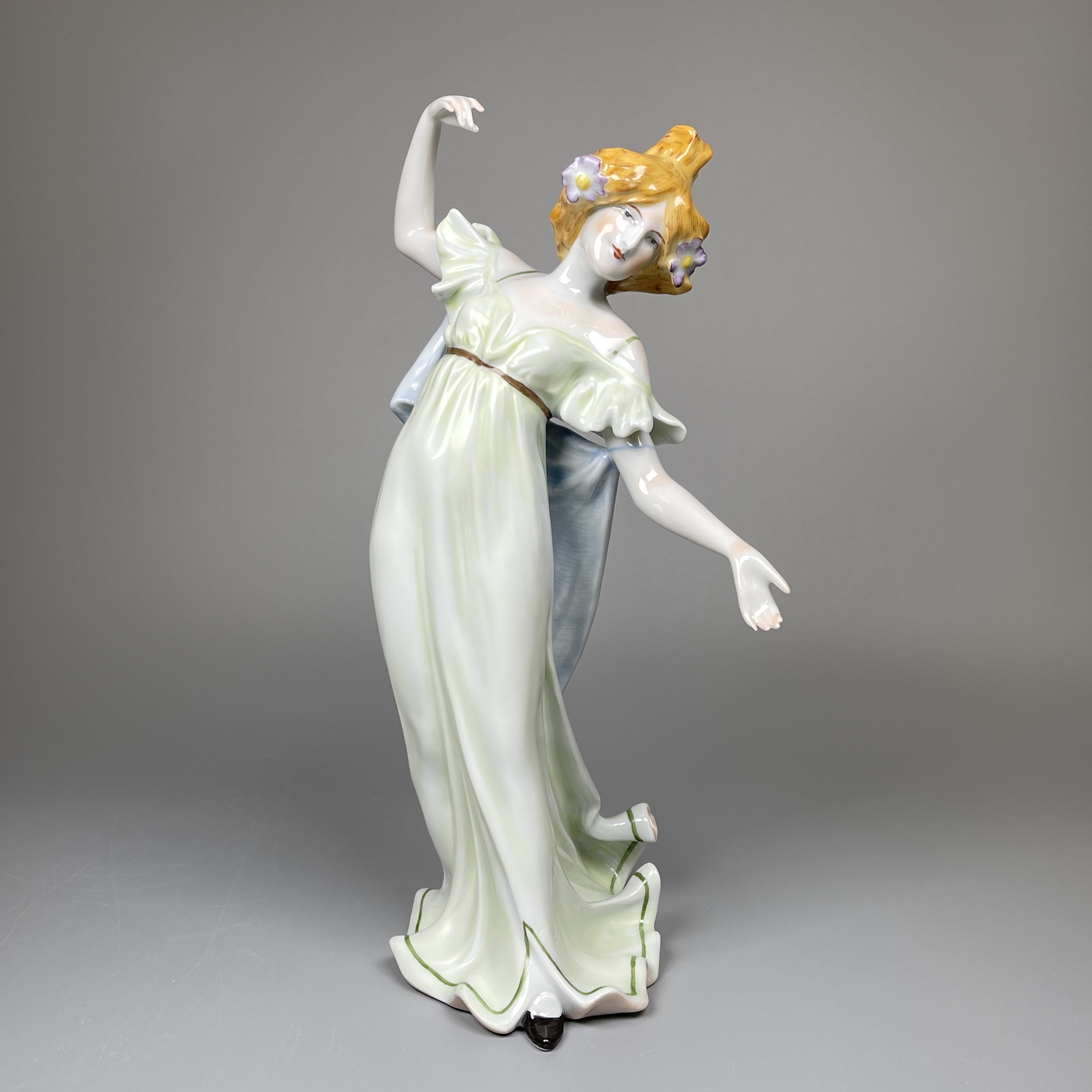 Jugendstilfigur mit blauem Tuch