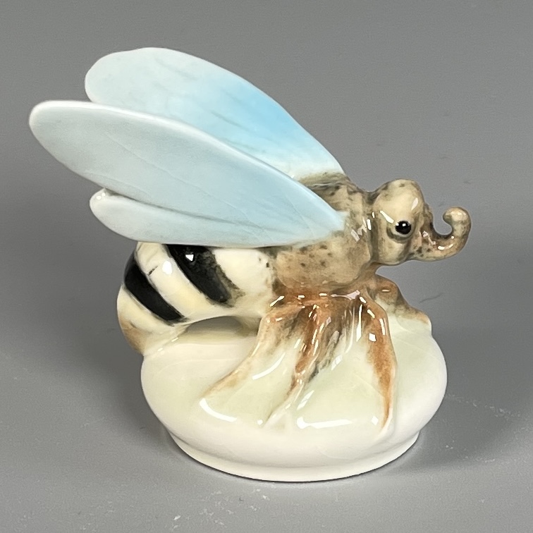 Hummel auf rundem Postament